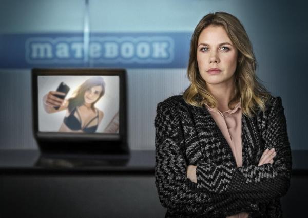 Bild 1 von 17: Als ein Nacktbild ihrer 16-jährigen Tochter im Internet auftaucht und die Familie erpresst wird, will Charlotte (Felicitas Woll) Gerechtigkeit. Doch je tiefer sie sich in ihren Kampf gegen den Hacker verstrickt, desto mehr bekommt sie die ungeheuerliche Macht des Netzes zu spüren ...