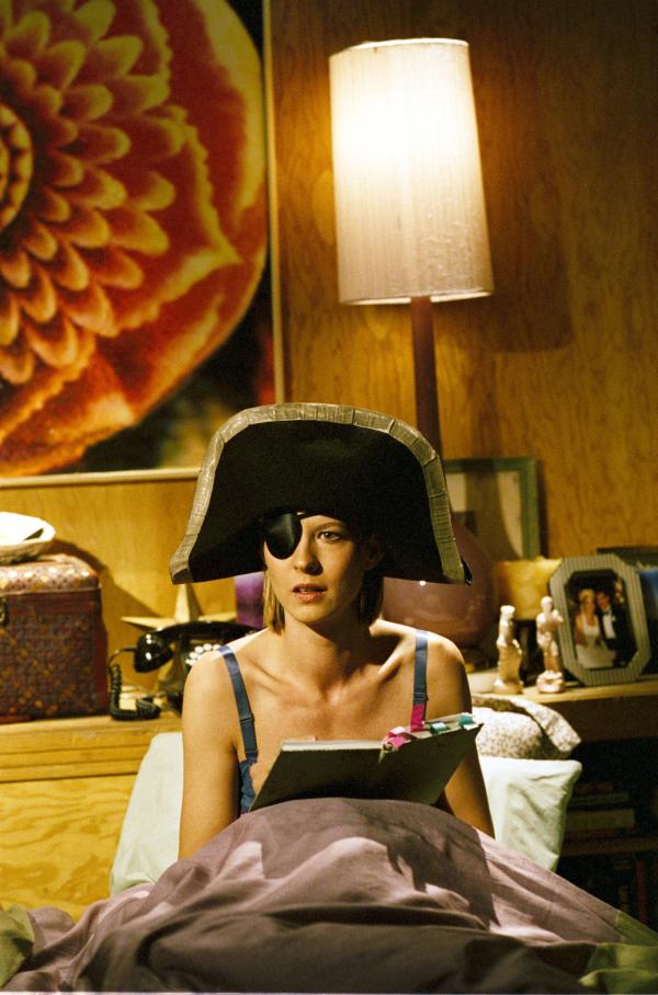 Bild 1 von 2: Eines Tages wird Dharma klar, dass Greg Sex mit ihr schon im Voraus plant. Er hat sogar einen Kalender, der ihm sagt, welche sexuelle Aktivität wann gefragt ist! Dharma ist völlig enttäuscht, wagt es aber nicht, mit Greg darüber zu reden. Statt dessen unternimmt sie diverse Versuche, Greg von seinem gewohnten Rhythmus abzubringen: So reibt sie sich zum Beispiel die Achselhöhlen mit Käse ein. Doch Greg kennt seine Pflichten als Ehemann und macht weiter wie immer â?¦