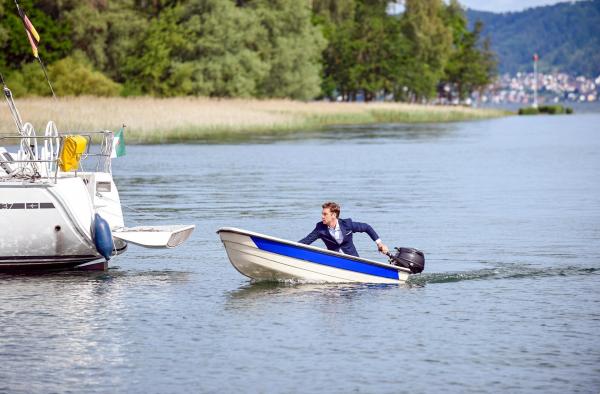 Bild 1 von 1: Im Bild: Anlagebetrug? Bankberater Benjamin Murjahn (Leander Lichti) auf der Flucht.
