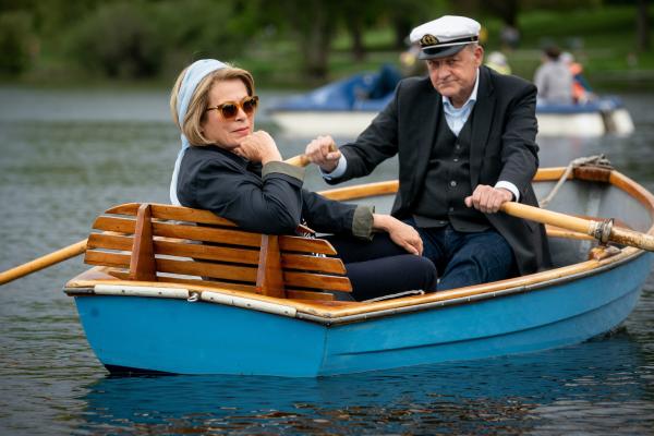 Bild 1 von 10: Das Geld für die Kreuzfahrt ist weg, aber Georg Wilsberg (Leonard Lansink) hält seine Versprechen und schippert mit Anna Springer (Rita Russek) immerhin über den Aasee.