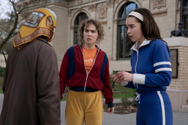 Bild 1 von 2: PONIES -- Episode 104 ? Pictured: (l-r) Haley Lu Richardson as Twila, Emilia Clarke as Bea  -- (Photo by: David Lukacs/PEACOCK)