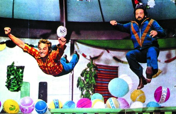 Bild 1 von 4: Kid (Terence Hill, l.) und Ben (Bud Spencer, r.) sind glücklich, denn bei einem Rennen haben die beiden Draufgänger einen Buggy gewonnen ...