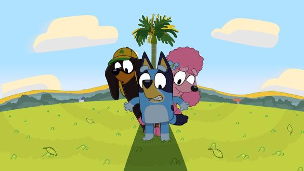 Bild 1 von 3: Beim Picknicken im Park spielen Bluey und ihre Freunde ein Spiel, bei dem sie den Rasen nur an den Stellen berühren dürfen, wo Schatten ist. Coco fragt immer wieder nach Ausnahmen von den Spielregeln, doch Bluey zeigt ihr, dass Regeln auch mehr Spaß bedeuten können.