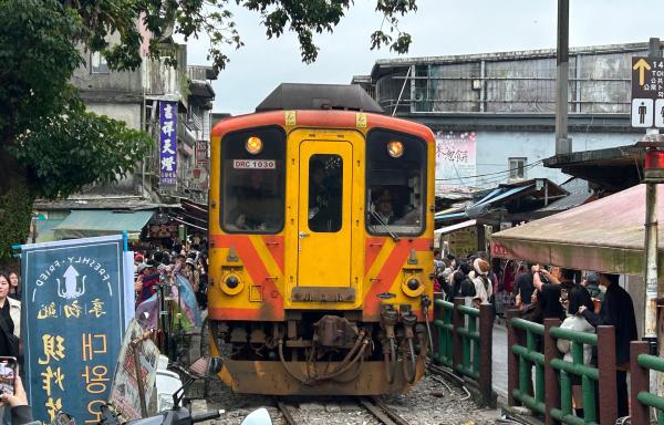 Bild 1 von 1: Bahn-Impression in Taiwan: Die Pingxi-Line führt mitten durch Shifen - der Zug wir hier zum Star.