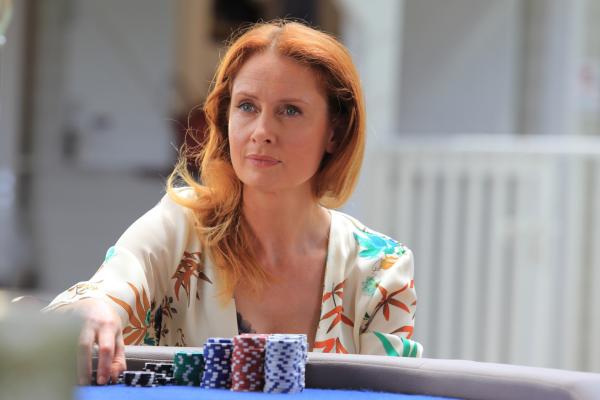 Bild 1 von 4: Am Pokertisch gibt es viel zu verlieren. Das wird auch Melanie Devaux (Zoe Telford) schmerzlich klar.