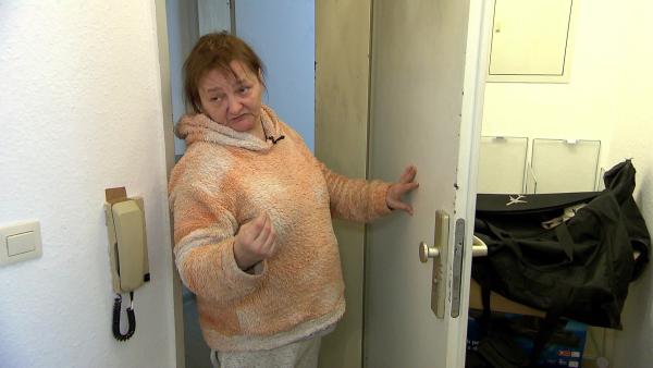 Bild 1 von 2: Monika ist derweil in Schockstarre: In ihrer Wohnung wurde eingebrochen.