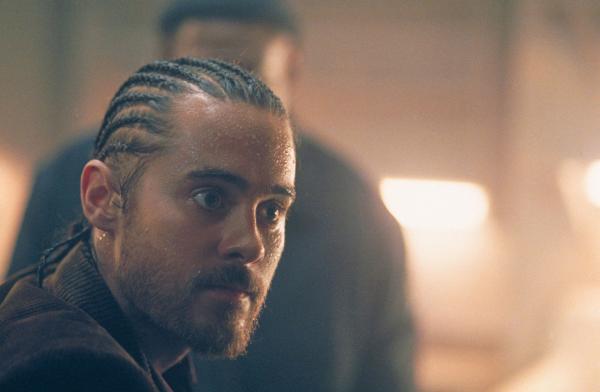 Bild 1 von 17: Da die Millionen, auf die es Junior (Jared Leto, l.) und Burnham (Forest Whitaker, hinten) abgesehen haben, im Schutzraum versteckt sind überlegen sie, wie sie Meg und ihre Tochter Sahara dazu bewegen können, den Raum zu verlassen ...