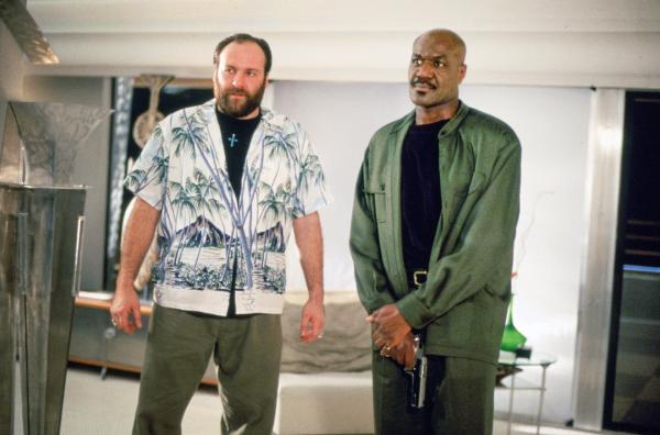 Bild 1 von 4: Bo Catlett (Delroy Lindo, re.) treibt in Begleitung des Kino-Stuntmans Bear (James Gandolfini, li.) in Los Angeles Schulden ein.