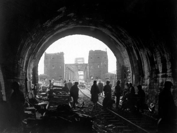 Bild 1 von 1: An der Brücke von Remagen gelingt den Alliierten im März 1945 der Übergang über den Rhein.