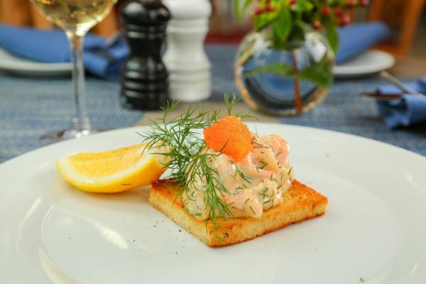 Bild 1 von 18: Im Bild: Buttertoast mit Garnelensalat und Fischrogen: \