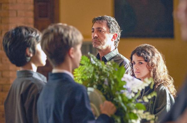 Bild 1 von 3: Bei einer bewegenden Trauerfeier nehmen Roger (Bruno Bistuer Farré), Pol (Ot Serra Bas), Lluís (David Vert) und Manuela (Aina Martínez, v.l.) Abschied von Martí.