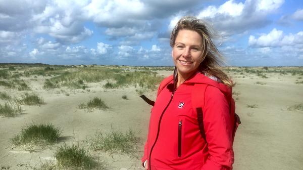 Bild 1 von 1: Moderatorin Andrea Grießmann unterwegs auf Ameland.