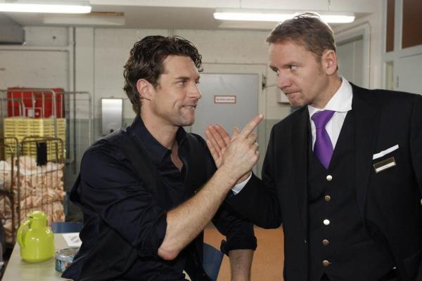 Bild 1 von 12: Ahnen Toni (Ron Holzschuh, l.) und Carlo (Mathias Kahler-Polagnoli, r.) was hinter Julius Schwächeanfall steckt?