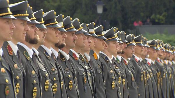 Bild 1 von 4: Im Bild: Offiziere bei der Ausmusterung, dem Abschluss ihrer militärischen Ausbildung.