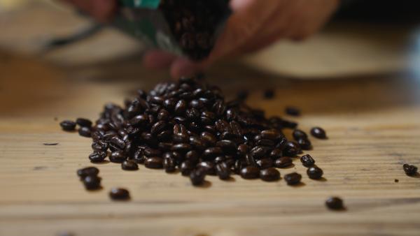 Bild 1 von 10: Zu dunkel, ölig und kaum genießbar: Ein Kaffee-Experte vergleicht Espressobohnen von Starbucks mit der Konkurrenz und trifft ein hartes Urteil.