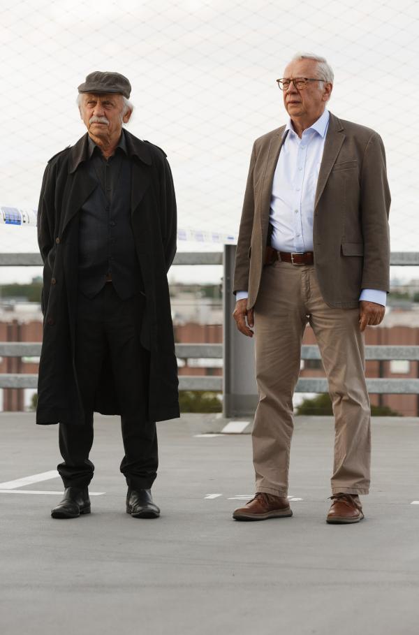Bild 1 von 2: die Kommissare Edwin Bremer (Tilo Prückner, l.) und Günter Hoffmann (Peter Lerchbaumer, r.) ermitteln.