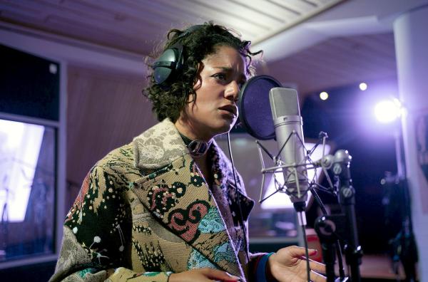 Bild 1 von 6: Die bekannte Sängerin Liz Jordan (Larissa Sirah Herden) bei der Aufnahme ihres neuen Albums im Tonstudio