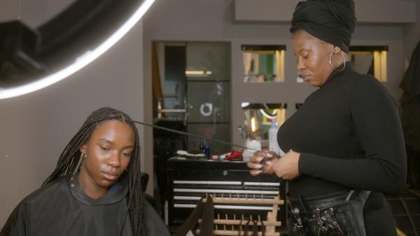 Bild 1 von 3: Geduld ist gefragt: Charly lässt sich Braids machen.