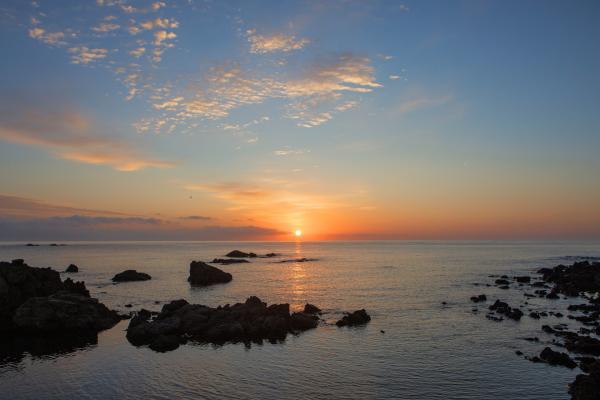 Bild 1 von 4: Sonnenaufgang an einer der vielen einsamen Buchten.