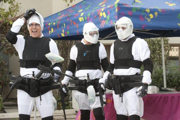 Bild 1 von 25: Um ihre Uni zu retten, müssen Pierce (Chevy Chase, l.) und die anderen Studenten zusammenarbeiten ...