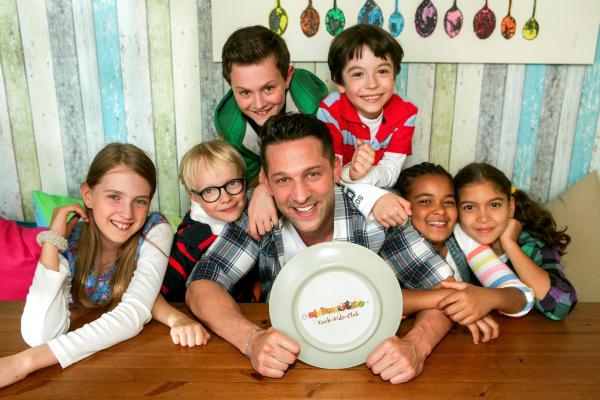 Bild 1 von 10: Im Bild: Alexander Kumptner und seine jungen Helfer: Lou-Anne, Noah, Nico, David, Estelle, Joanna.