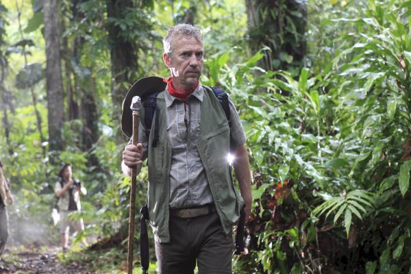 Bild 1 von 1: Ornithologe Marc Talbot (Richard Huw) ist mit einer Gruppe im Dschungel von Sainte Marie unterwegs, um einen seltenen Papagei zu beobachten. Kurze Zeit später wird er erstochen aufgefunden.