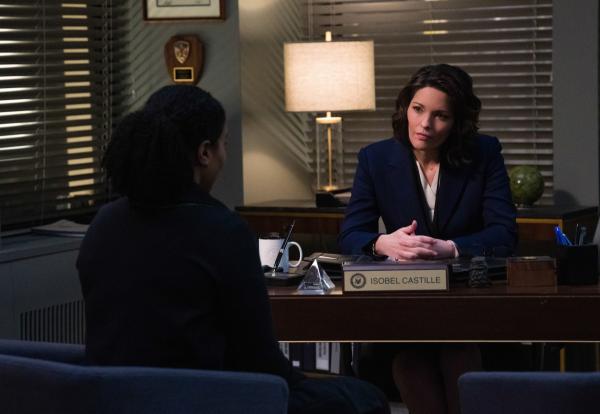 Bild 1 von 1: Special Agent Sheryll Barnes (Roxy Sternberg, l.); Special Agent in Charge Isobel Castille (Alana De La Garza, r.)