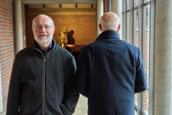Bild 1 von 9: Was geschieht, wenn Menschen beten? Harald ?Lesch (l.) und Thomas?Schwartz (r.) sprechen über Formen und Wirkung des Gebets - religiös, spirituell und als menschliche Praxis zwischen Zweifel, Hoffnung und Halt.