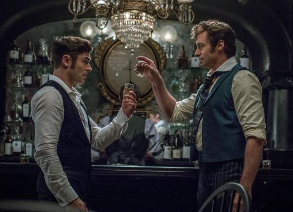 Bild 1 von 10: Phillip Carlyle (Zac Efron, l.); P.T. Barnum (Hugh Jackman, r.)