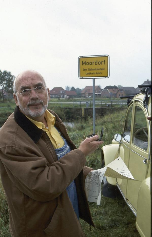 Bild 1 von 5: Peter (Peter Lustig) hat ein Haus im Moor geerbt. Voller Erwartungen kommt er in Moordorf an - die Suche im Moor kann beginnen.