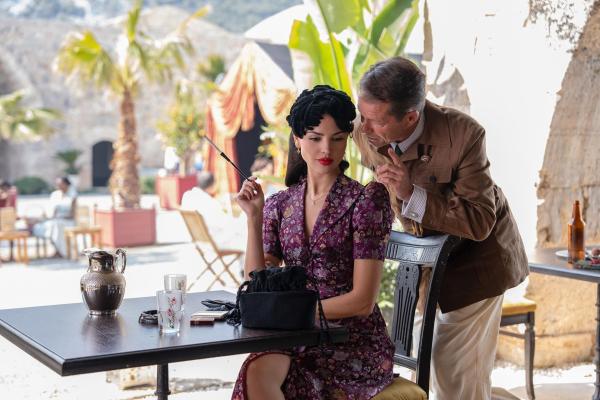Bild 1 von 12: Marjorie Stewart (Eiza González, l.); Heinrich Luhr (Tl Schweiger, r.)