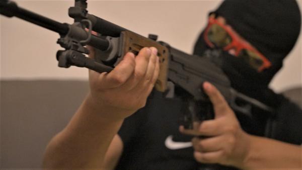 Bild 1 von 5: Eine Kalaschnikow, die zum Verkauf angeboten wird: illegal, aber für Waffendealer ein gutes Geschäft.