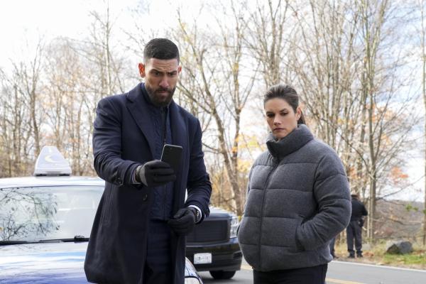 Bild 1 von 7: Special Agent Omar Adom 'OA' Zidan (Zeeko Zaki, l.); Special Agent Maggie Bell (Missy Peregrym, r.)
