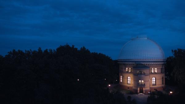 Bild 1 von 9: Der Große Refraktor auf dem Potsdamer Telegrafenberg. Die Moderationen mit Prof. Harald Lesch kommen aus dem historischen Gebäude. Heute gehört es zum Leibniz-Institut für Astrophysik Potsdam. Mit dem Doppelteleskop wurde einst das Interstellare Medium entdeckt.