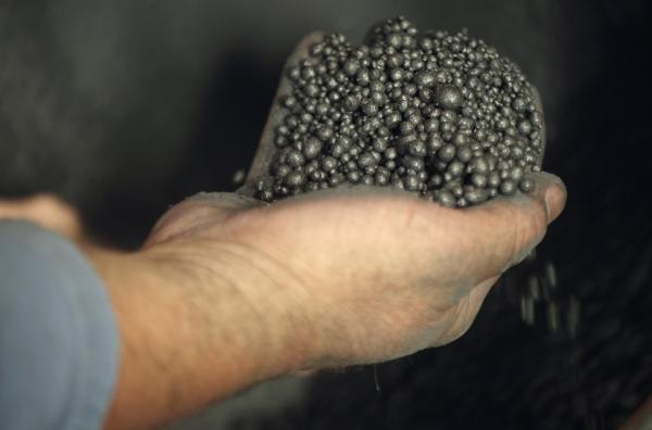 Bild 1 von 2: Mit viel Können und großer Vorsicht fertigt Peter Sauer eine Feuerwerksbombe.