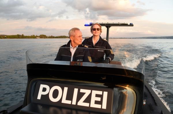 Bild 1 von 1: Paul Schott (Tim Wilde, links) und Nele Fehrenbach (Floriane Daniel, rechts) fahren über den Bodensee.