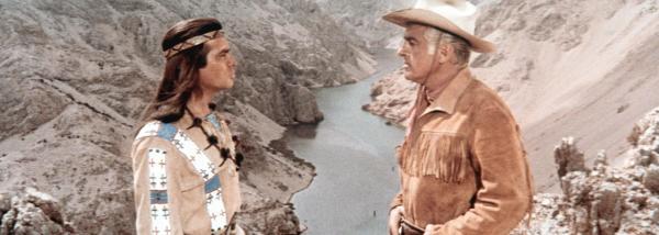 Bild 1 von 8: Mit seinem Freund Winnetou (Pierre Brice, l.) versucht Old Surehand (Stewart Granger, r.) einen drohenden Krieg zwischen Indianern und Weißen zu verhindern ...