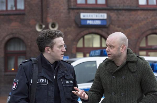 Bild 1 von 1: Gerd Wohlers (Josef Heynert, l.); Hauptkommissar Hansen (Robert Gallinowski, r.)
