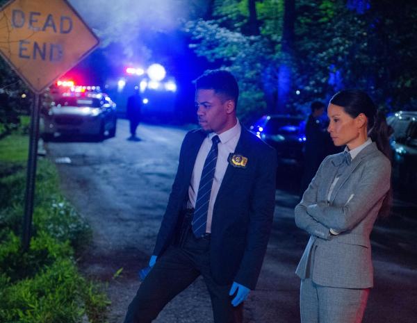 Bild 1 von 15: Detective Marcus Bell (Jon Michael Hill, l.) und Watson (Lucy Liu, r.) machen während der Ermittlungen einen überraschenden Fund ...