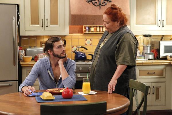 Bild 1 von 29: Sind sich nicht immer einig: Berta (Conchata Ferrell, r.) und Walden (Ashton Kutcher, l.) ...