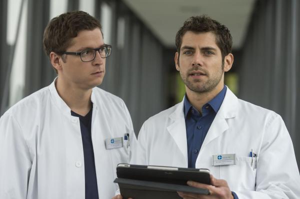 Bild 1 von 6: Dr. Elias Bähr (Stefan Ruppe, l.); Dr. Niklas Ahrend (Roy Peter Link, r.)