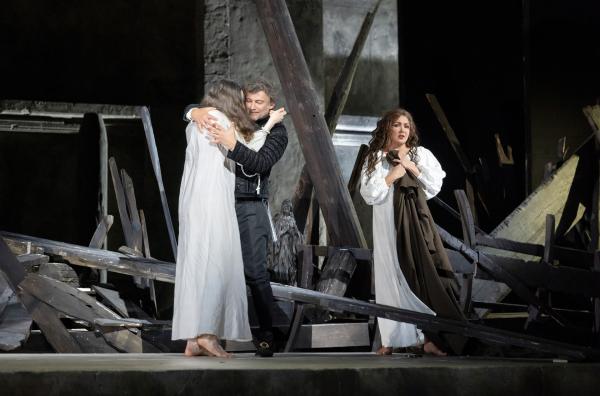 Bild 1 von 3: Fünfzig Jahre nach der letzten Aufführung bringt das Teatro San Carlo in Neapel die \