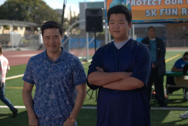 Bild 1 von 8: Louis Huang (Randall Park, l.); Eddie Huang (Hudson Yang, r.)