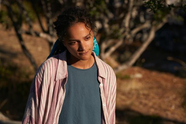 Bild 1 von 3: Bobbi (Sasha Lane) hatte schon lange einen Verdacht, was ihre beste Freundin angeht. Dann macht Bobbi plötzlich eine überraschende Entdeckung.