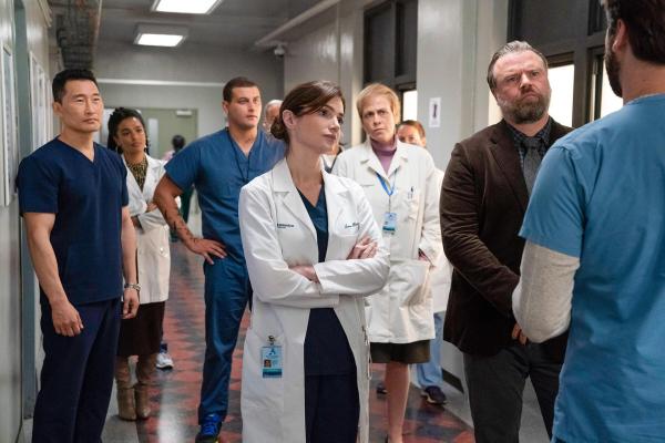Bild 1 von 9: Im Bild (v.li.): Daniel Dae Kim (Dr. Cassian Shin), Freema Agyeman (Dr. Helen Sharpe), Alejandro Hernandez (Casey Acosta), Janet Montgomery (Dr. Lauren Bloom), Tyler Labine (Dr. Iggy Frome), Ryan Eggold (Dr. Max Goodwin).