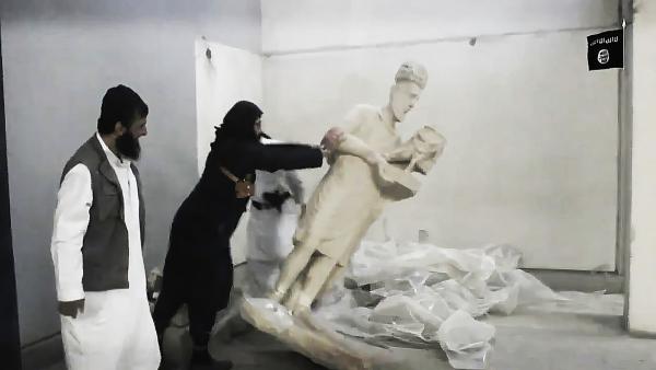 Bild 1 von 7: IS-Kämpfer zerstören wertvolle Kulturgüter im Museum von Mossul.