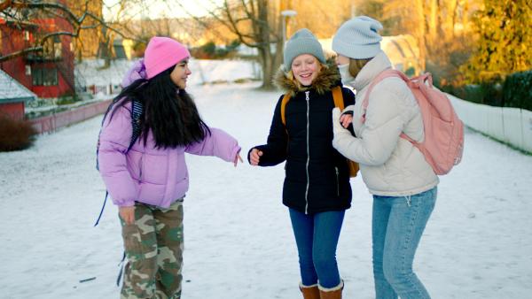 Bild 1 von 3: Die Stimmung ist wieder gut. Michelle (Zara Ghairat, l.) hat sich entschuldigt, das Video im Klassenchat gepostet zu haben. Sanne (Tilde Ender Sßvik, M.) und Tara (Maya Ystenes, r.) können stolz sein, denn das mutige Video hat viele tolle Kommentare bekommen.© ZDF/NRK Super - Honorarfreie Verwendung gemäß AGB im redaktionellen Zusammenhang mit genannter Sendung bei Nennung \