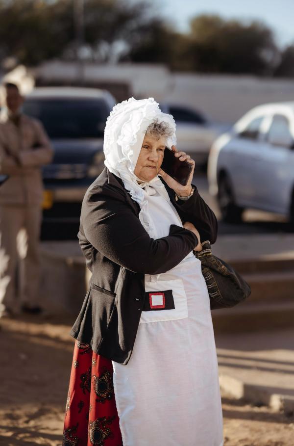 Bild 1 von 5: Basterfrau mit Mobiltelefon: Die Globalisierung hinterlässt bei den Baster Spuren.
