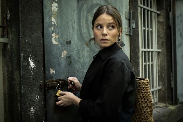 Bild 1 von 9: Anita Findteisen (Muriel Bielenberg) schließt ihr Kunstatelier auf und fühlt sich beobachtet.