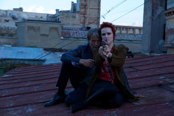 Bild 1 von 5: Nigel (Mads Mikkelsen, l.); Gabi Ibanescu (Evan Rachel Wood, r.)